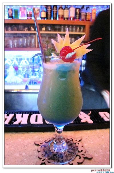 三胡町-Bistro：（台南。東區美食）三胡町-Bistro / 正餐時段提供美食套餐，深夜時段_搖身一變為老屋酒吧，提供宵夜美酒。/下班後小聚吃宵夜的好地方！