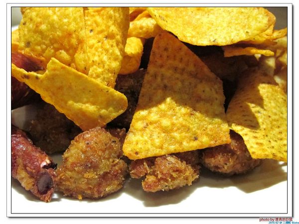 三胡町-Bistro：（台南。東區美食）三胡町-Bistro / 正餐時段提供美食套餐，深夜時段_搖身一變為老屋酒吧，提供宵夜美酒。/下班後小聚吃宵夜的好地方！