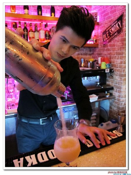 三胡町-Bistro：（台南。東區美食）三胡町-Bistro / 正餐時段提供美食套餐，深夜時段_搖身一變為老屋酒吧，提供宵夜美酒。/下班後小聚吃宵夜的好地方！