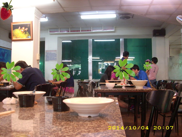 麵麵俱到：麵店裡面養象魚？