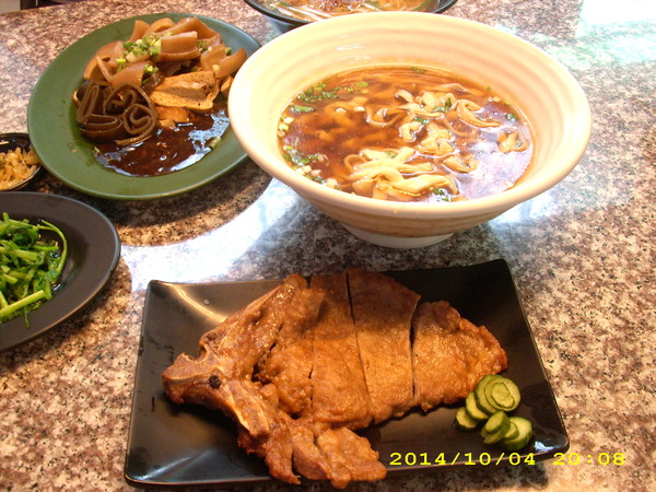 麵麵俱到：麵店裡面養象魚？