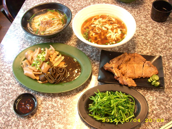 麵麵俱到：麵店裡面養象魚？