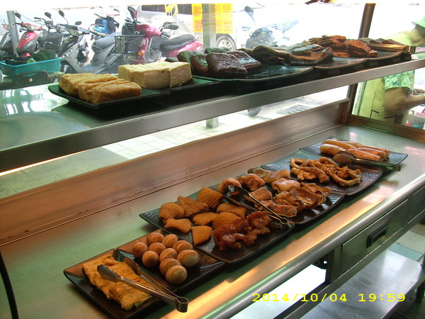 麵麵俱到：麵店裡面養象魚？