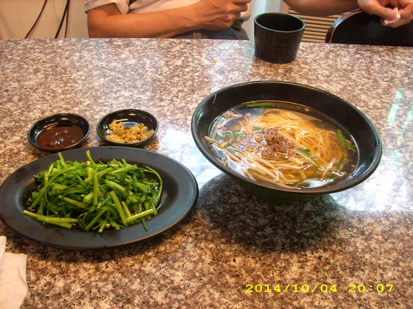 麵麵俱到：麵店裡面養象魚？