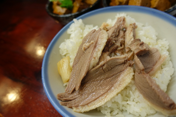 鵝肉侯：(胖樺食記)永和必吃美食小吃「鵝肉侯」，國光路上近「國父紀念館」。簡單家常小菜，幸福的感動