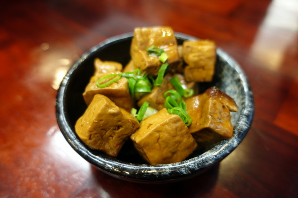 鵝肉侯：(胖樺食記)永和必吃美食小吃「鵝肉侯」，國光路上近「國父紀念館」。簡單家常小菜，幸福的感動