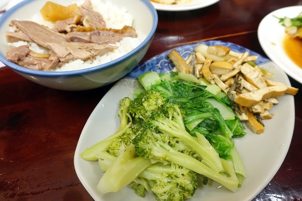 鵝肉侯:(胖樺食記)永和區平價高CP值小吃店「鵝肉侯」,不僅便當還有美味小菜可點。永和美食/菠菜炒蛋/炒山豬肉/炒三層肉