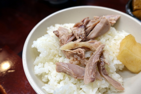 鵝肉侯：(胖樺食記)永和必吃美食小吃「鵝肉侯」，國光路上近「國父紀念館」。簡單家常小菜，幸福的感動