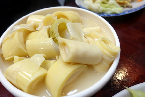 鵝肉侯：(胖樺食記)永和必吃美食小吃「鵝肉侯」，國光路上近「國父紀念館」。簡單家常小菜，幸福的感動