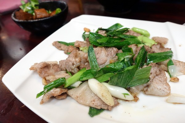 鵝肉侯:(胖樺食記)永和區平價高CP值小吃店「鵝肉侯」,不僅便當還有美味小菜可點。永和美食/菠菜炒蛋/炒山豬肉/炒三層肉