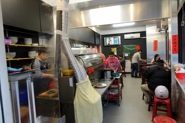 鵝肉侯：(胖樺食記)永和必吃美食小吃「鵝肉侯」，國光路上近「國父紀念館」。簡單家常小菜，幸福的感動