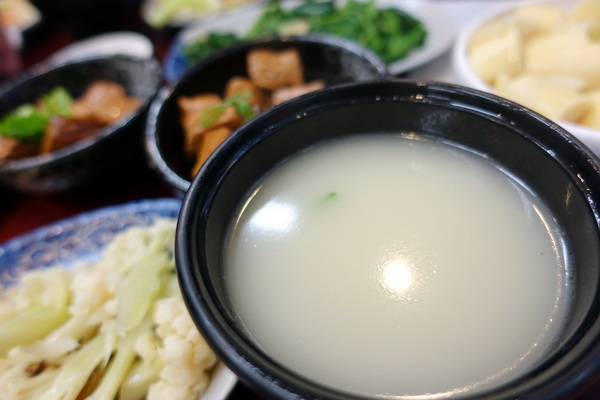 鵝肉侯：(胖樺食記)永和必吃美食小吃「鵝肉侯」，國光路上近「國父紀念館」。簡單家常小菜，幸福的感動