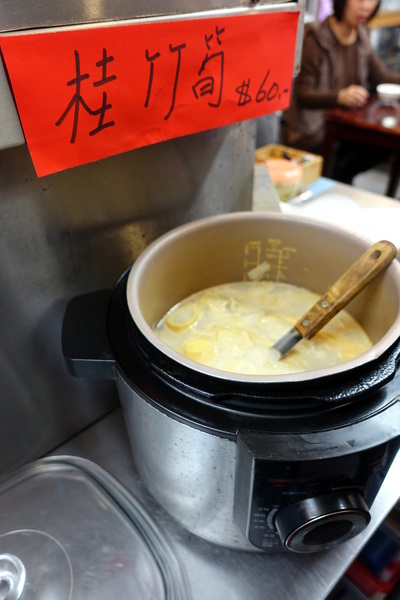 鵝肉侯：(胖樺食記)永和必吃美食小吃「鵝肉侯」，國光路上近「國父紀念館」。簡單家常小菜，幸福的感動