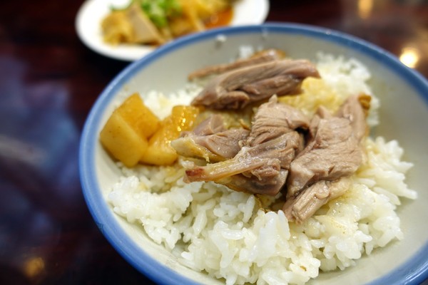 鵝肉侯:(胖樺食記)永和區平價高CP值小吃店「鵝肉侯」,不僅便當還有美味小菜可點。永和美食/菠菜炒蛋/炒山豬肉/炒三層肉