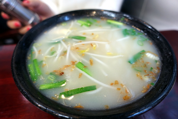 鵝肉侯：(胖樺食記)永和必吃美食小吃「鵝肉侯」，國光路上近「國父紀念館」。簡單家常小菜，幸福的感動