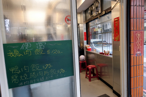 鵝肉侯：(胖樺食記)永和必吃美食小吃「鵝肉侯」，國光路上近「國父紀念館」。簡單家常小菜，幸福的感動