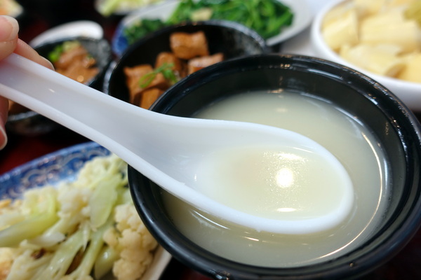 鵝肉侯：(胖樺食記)永和必吃美食小吃「鵝肉侯」，國光路上近「國父紀念館」。簡單家常小菜，幸福的感動