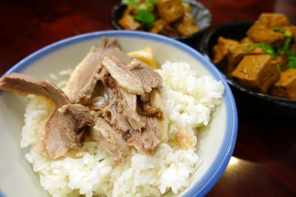 鵝肉侯：(胖樺食記)永和必吃美食小吃「鵝肉侯」，國光路上近「國父紀念館」。簡單家常小菜，幸福的感動