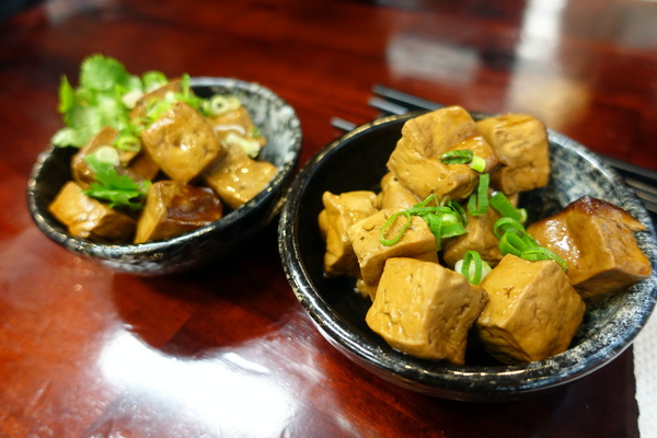 鵝肉侯：(胖樺食記)永和必吃美食小吃「鵝肉侯」，國光路上近「國父紀念館」。簡單家常小菜，幸福的感動