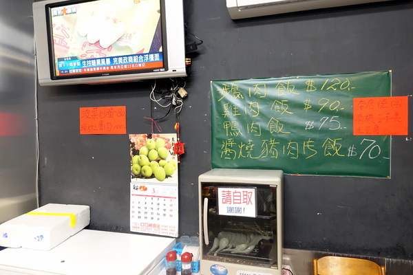 鵝肉侯:(胖樺食記)永和區平價高CP值小吃店「鵝肉侯」,不僅便當還有美味小菜可點。永和美食/菠菜炒蛋/炒山豬肉/炒三層肉