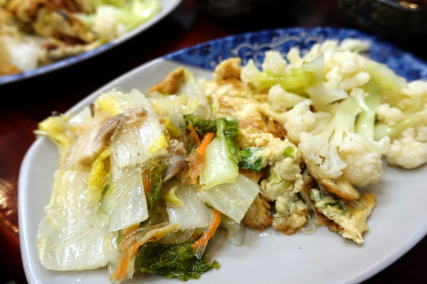 鵝肉侯：(胖樺食記)永和必吃美食小吃「鵝肉侯」，國光路上近「國父紀念館」。簡單家常小菜，幸福的感動