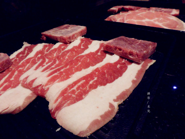 石頭日式炭火燒肉(新泰-尊榮旗艦店):【新北市泰山區。火烤吃到飽】石頭日式炭火燒肉 / 新泰-尊榮旗艦店 學生聚餐好地方!!!