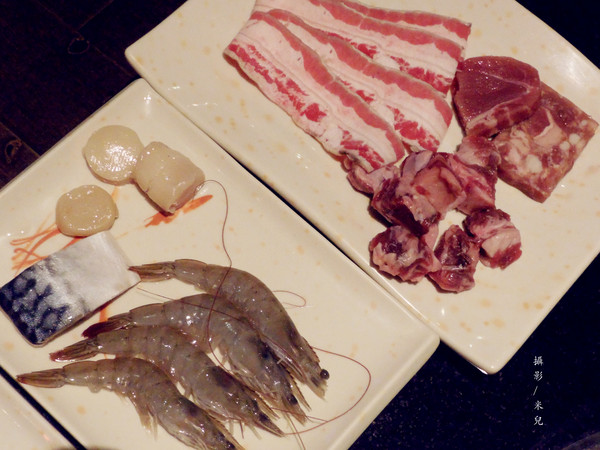 石頭日式炭火燒肉(新泰-尊榮旗艦店):【新北市泰山區。火烤吃到飽】石頭日式炭火燒肉 / 新泰-尊榮旗艦店 學生聚餐好地方!!!