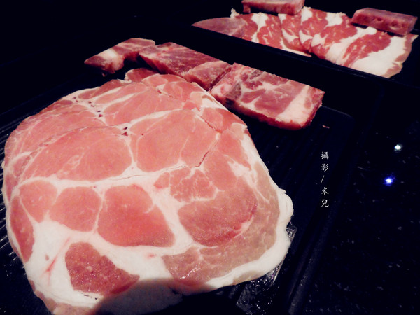 石頭日式炭火燒肉(新泰-尊榮旗艦店):【新北市泰山區。火烤吃到飽】石頭日式炭火燒肉 / 新泰-尊榮旗艦店 學生聚餐好地方!!!