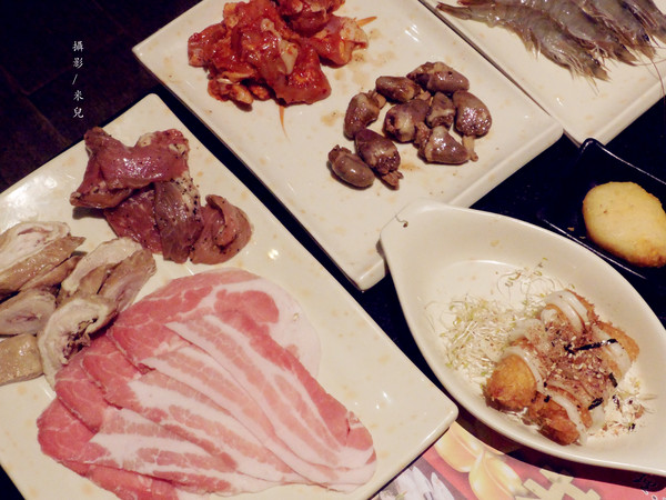 石頭日式炭火燒肉(新泰-尊榮旗艦店):【新北市泰山區。火烤吃到飽】石頭日式炭火燒肉 / 新泰-尊榮旗艦店 學生聚餐好地方!!!