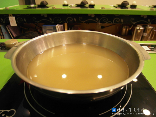 陶湘涮涮鍋(大業店):〖台中│美食〗陶湘涮涮鍋(大業店) ❤ 台中避冬美食新選擇,來自台南日式涮涮鍋,活跳跳的蝦子新鮮上桌,不僅是海鮮,就連肉品也超好吃!!