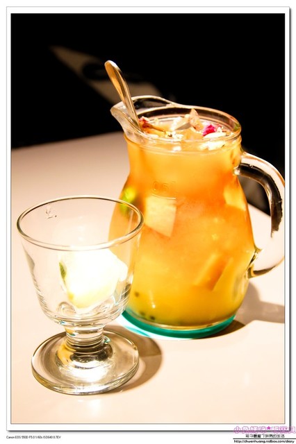 CU Cafe:【美食♥松山】☼CU cafe ☼彩虹千層派/香蕉芭娜娜/草莓起士蛋糕/冰滴咖啡每一樣都超級吸睛♥♥