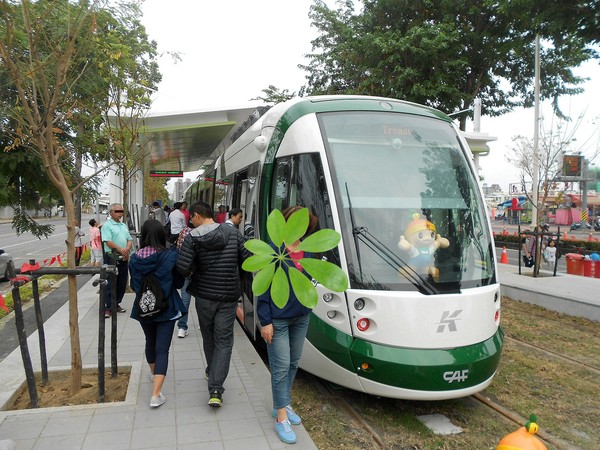 高雄捷運輕軌靜態測試(C2站體驗)：來去搭輕軌~