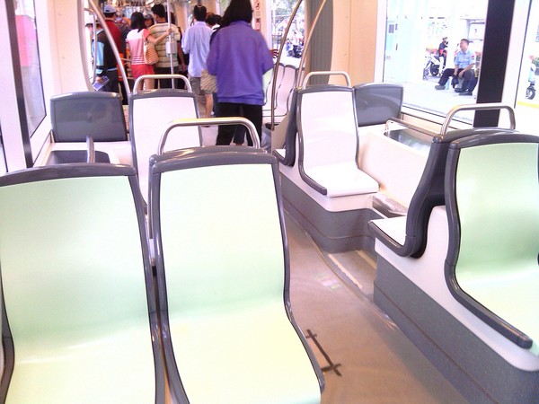 高雄捷運輕軌靜態測試(C2站體驗)：來去搭輕軌~