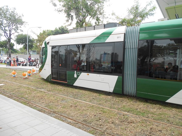 高雄捷運輕軌靜態測試(C2站體驗)：來去搭輕軌~