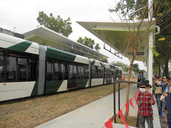 高雄捷運輕軌靜態測試(C2站體驗):來去搭輕軌~