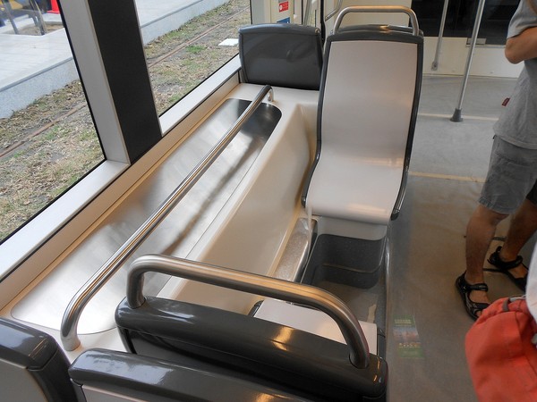 高雄捷運輕軌靜態測試(C2站體驗)：來去搭輕軌~