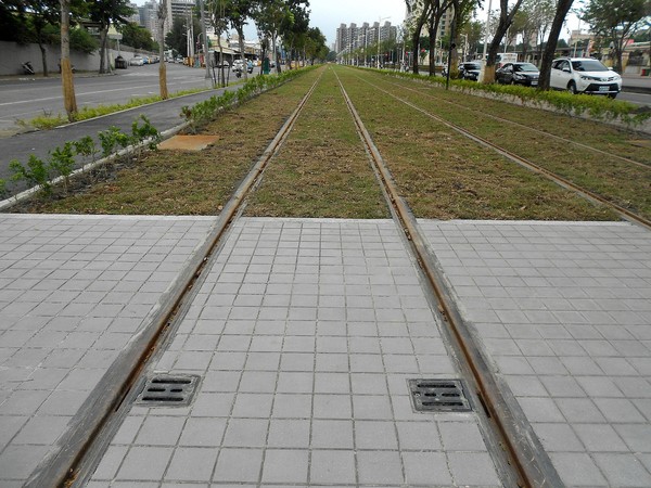 高雄捷運輕軌靜態測試(C2站體驗)：來去搭輕軌~