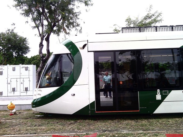 高雄捷運輕軌靜態測試(C2站體驗)：來去搭輕軌~