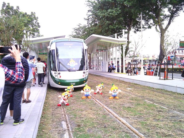 高雄捷運輕軌靜態測試(C2站體驗)：來去搭輕軌~