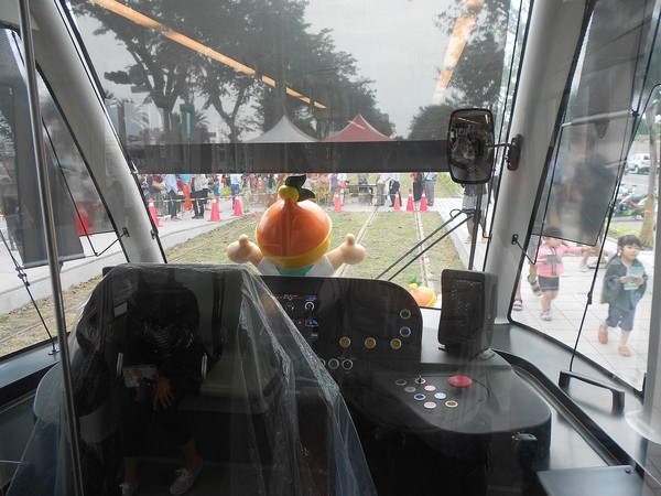 高雄捷運輕軌靜態測試(C2站體驗)：來去搭輕軌~