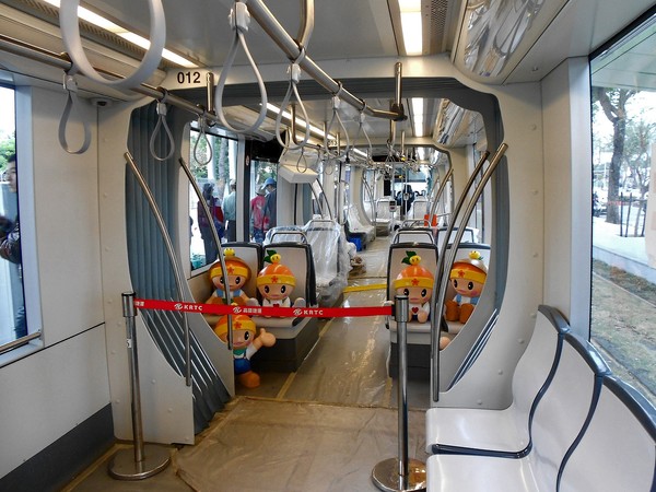 高雄捷運輕軌靜態測試(C2站體驗)：來去搭輕軌~