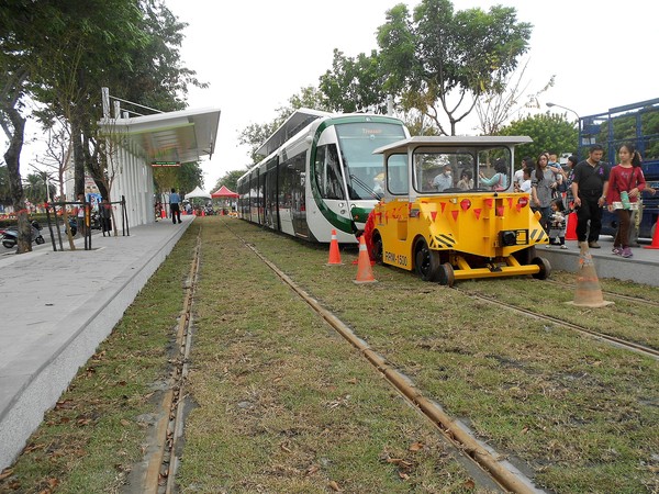 高雄捷運輕軌靜態測試(C2站體驗)：來去搭輕軌~