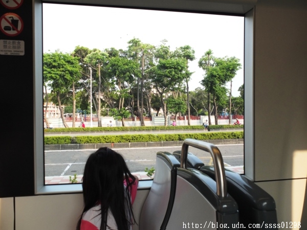 輕軌籬仔內站：【體驗。輕軌】2016年高雄輕軌試乘體驗。台灣第一條輕軌列車 試營運階段C1站-C4站免費搭乘