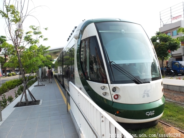 輕軌籬仔內站：【體驗。輕軌】2016年高雄輕軌試乘體驗。台灣第一條輕軌列車 試營運階段C1站-C4站免費搭乘