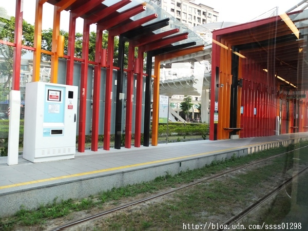 輕軌籬仔內站：【體驗。輕軌】2016年高雄輕軌試乘體驗。台灣第一條輕軌列車 試營運階段C1站-C4站免費搭乘