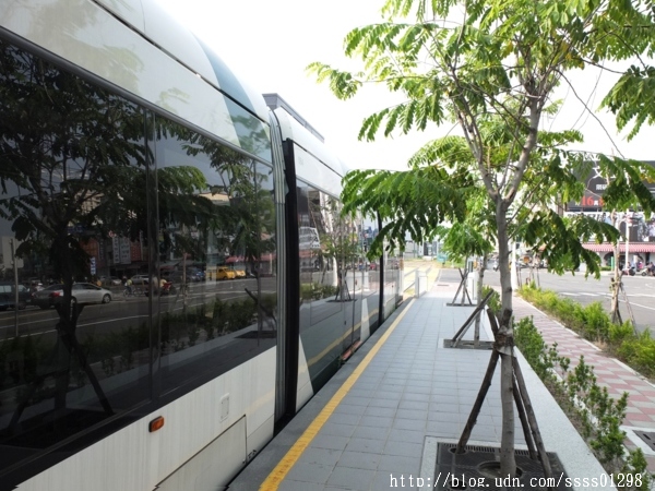 輕軌籬仔內站：【體驗。輕軌】2016年高雄輕軌試乘體驗。台灣第一條輕軌列車 試營運階段C1站-C4站免費搭乘
