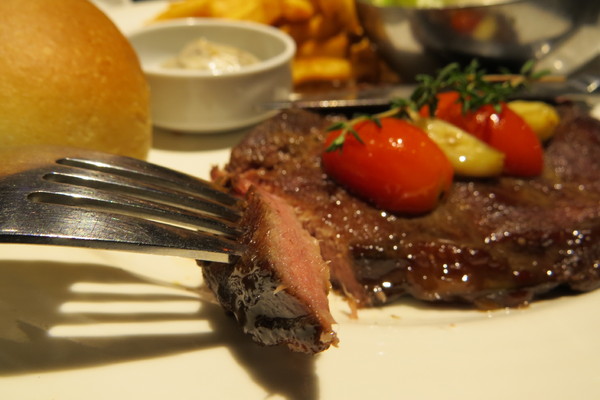 瓦法奇朵Waffogato(敦南店):【原來最平價好吃的牛排在東區!】瓦法奇朵WAFFOGATO~爐烤雪花牛排99元、紐約客牛排199元!