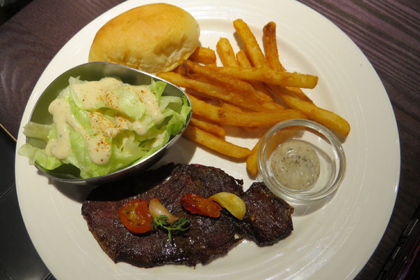 瓦法奇朵Waffogato(敦南店):【原來最平價好吃的牛排在東區!】瓦法奇朵WAFFOGATO~爐烤雪花牛排99元、紐約客牛排199元!