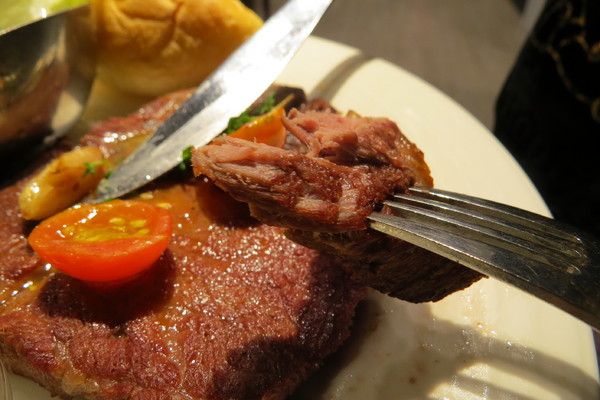 瓦法奇朵Waffogato(敦南店):【原來最平價好吃的牛排在東區!】瓦法奇朵WAFFOGATO~爐烤雪花牛排99元、紐約客牛排199元!