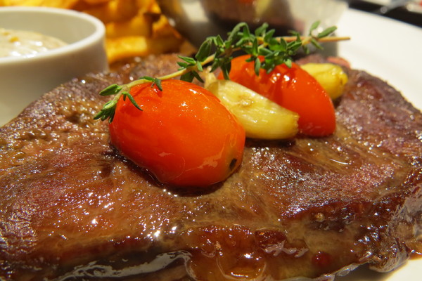 瓦法奇朵Waffogato(敦南店):【原來最平價好吃的牛排在東區!】瓦法奇朵WAFFOGATO~爐烤雪花牛排99元、紐約客牛排199元!